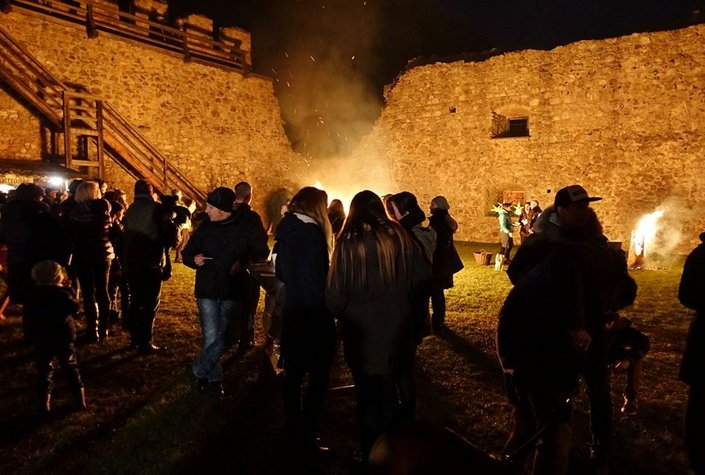 Besinnlicher Advent in der Burgruine Puchberg