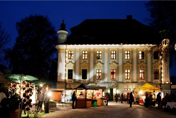 Weihnachtsmarkt im Schloss Traun