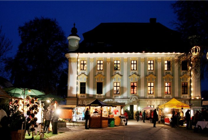 Weihnachtsmarkt im Schloss Traun