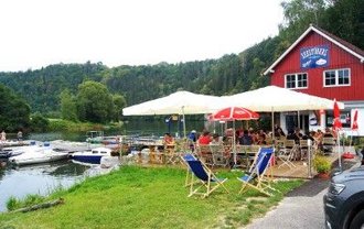 Wald, Wasser, Felsen und ein Wechselspiel aus Licht und Schatten...